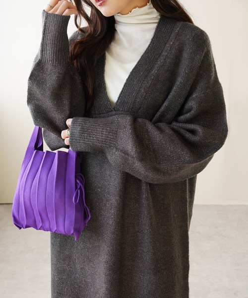 IAMUSE(アイアミューズ)の「もちもち 深Vネック/ハイネック ニットワンピース S0687【IAMUSE】(ワンピース・レディース・グレイッシュベージュ/オートミール/チャコール/ホワイト系/ベージュ系/グレー/ベージュ/グレー系/ホワイト・FREE)」の5枚目の写真