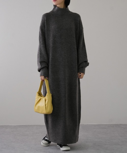 IAMUSE(アイアミューズ)の「もちもち 深Vネック/ハイネック ニットワンピース S0687【IAMUSE】(ワンピース・レディース・グレイッシュベージュ/オートミール/チャコール/ホワイト系/ベージュ系/グレー/ベージュ/グレー系/ホワイト・FREE)」の10枚目の写真