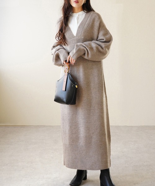 IAMUSE(アイアミューズ)の「もちもち 深Vネック/ハイネック ニットワンピース S0687【IAMUSE】(ワンピース・レディース・グレイッシュベージュ/オートミール/チャコール/ホワイト系/ベージュ系/グレー/ベージュ/グレー系/ホワイト・FREE)」の16枚目の写真