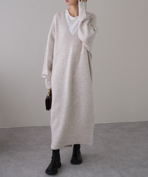 IAMUSE(アイアミューズ)の「もちもち 深Vネック/ハイネック ニットワンピース S0687【IAMUSE】(ワンピース・レディース・グレイッシュベージュ/オートミール/チャコール/ホワイト系/ベージュ系/グレー/ベージュ/グレー系/ホワイト・FREE)」の19枚目の写真