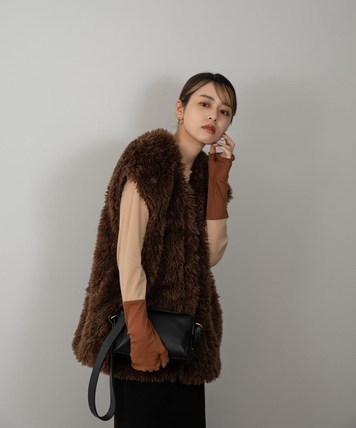 Amiur（エミレ）の「two tone loose fit tops（Tシャツ/カットソー・レディース・ベージュ/グリーン・FREE）」の4枚目の写真