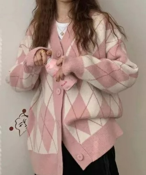 H.Warren(エイチウォーレン)の「アーガイルチェックビッグカーディガン(カーディガン/ボレロ・レディース・ブラック/ピンク・FREE)」の6枚目の写真