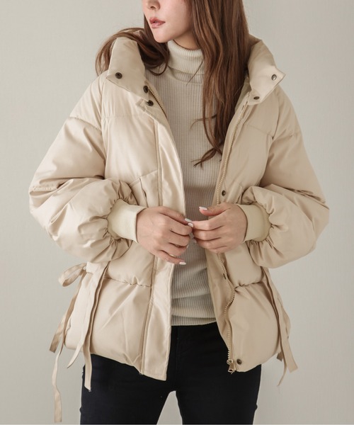 SUGAR BISKET(シュガービスケット)の「ウエストギャザーフェイクダウンブルゾン(ダウンジャケット/コート・レディース・ベージュ/ブラック/グリーン・L/M)」の2枚目の写真