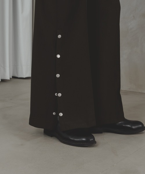 selle glant（セレグランテ）の「SIDE DOT BOTTON SLIT PANTS
