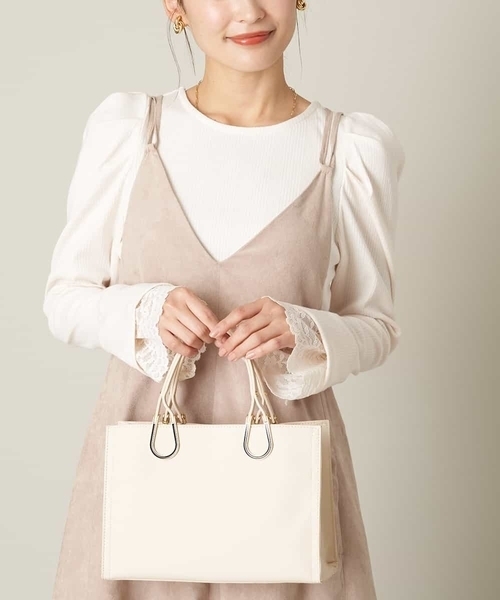 a.v.v(アーヴェヴェ)の「【前後2WAY】レーススリーブタックパフリブトップス(Tシャツ/カットソー・レディース・ブラック/アイボリー・36/40/38/34/42)」の1枚目の写真