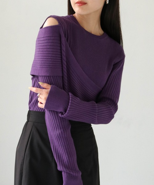 cheriella(シェリエラ)の「【cheriella】WEB限定肩あきアシメリブニット WEB LIMITED SHOULDER CUT ASYMMETRIC RIB KNIT(ニット/セーター・レディース・パープル/ダークグリーン/ブラック/アイボリー/ブルー・M)」の5枚目の写真