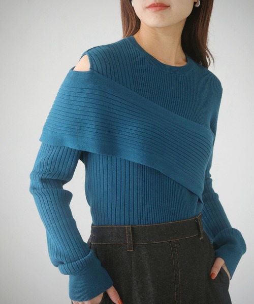 cheriella(シェリエラ)の「【cheriella】WEB限定肩あきアシメリブニット WEB LIMITED SHOULDER CUT ASYMMETRIC RIB KNIT(ニット/セーター・レディース・パープル/ダークグリーン/ブラック/アイボリー/ブルー・M)」の1枚目の写真
