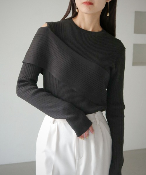 cheriella(シェリエラ)の「【cheriella】WEB限定肩あきアシメリブニット WEB LIMITED SHOULDER CUT ASYMMETRIC RIB KNIT(ニット/セーター・レディース・パープル/ダークグリーン/ブラック/アイボリー/ブルー・M)」の3枚目の写真