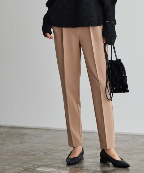 Pierrot（ピエロ）の「高見えすっきりテーパードパンツ（スラックス・レディース・ブラウン/キャメル/グレイッシュベージュ/グレー系その他/ブラック/ピンク系その他/アイボリー/ダークネイビー/グレー/グリーン系その他/ライトイエロー/ブラウン系その他/スモークピンク/インディゴブルー/イエロー系その他/グレイッシュブルー/オレンジ系その他/パープル系その他/グレー系その他2/ベージュ系その他/モカ/サンドベージュ・TM/S/PL/PM/PS/LL/L/TL/M/TLL/TS/PLL）」の18枚目の写真