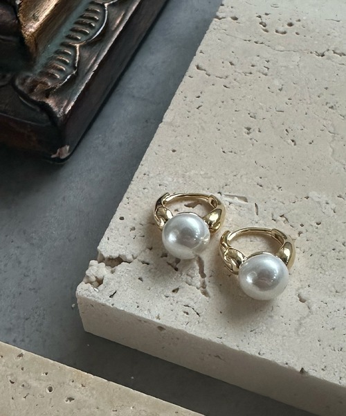 Jasmine Grandiflorum(ジャスミングランディフローラム)の「【Jasmine】ボリュームパールピアス(ピアス(両耳用)・レディース・ホワイト系その他6/ホワイト系その他4/ホワイト系その他/シルバー系その他2/シルバー系その他/ゴールド・FREE)」の2枚目の写真