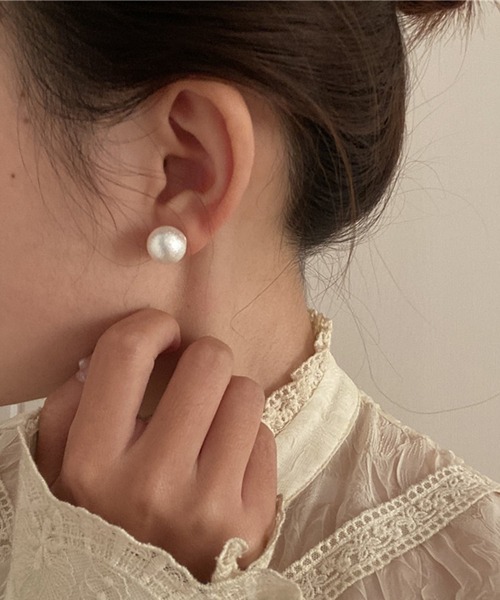 Jasmine Grandiflorum(ジャスミングランディフローラム)の「【Jasmine】ボリュームパールピアス(ピアス(両耳用)・レディース・ホワイト系その他6/ホワイト系その他4/ホワイト系その他/シルバー系その他2/シルバー系その他/ゴールド・FREE)」の4枚目の写真
