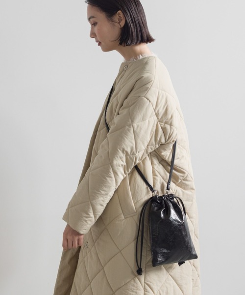 LAKOLE（ラコレ）の「2WAYクラック巾着ショルダー / 990412（ショルダーバッグ・レディース・その他3/ライトグリーン/ホワイト/ブラック・FREE）」の2枚目の写真