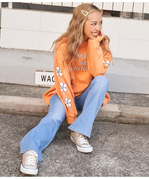 anap mimpi（アナップミンピ）の「アーム フラワー メッセージ 裏毛 スウェット 長袖 トップス（スウェット・レディース・ネイビー/オレンジ/グリーン・FREE）」の15枚目の写真