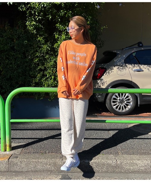 anap mimpi（アナップミンピ）の「アーム フラワー メッセージ 裏毛 スウェット 長袖 トップス（スウェット・レディース・ネイビー/オレンジ/グリーン・FREE）」の6枚目の写真