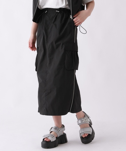 repipi armario(レピピ アルマリオ)の「サイドラインミディスカート(スカート・キッズ・ホワイト/ブラック/グリーン・LARGE/MEDIUM)」の2枚目の写真