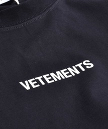 【VETEMENTS】ネームワッペンTシャツ VETEMENTS（ヴェトモン）の「LOGO LABEL T-SHIRT（Tシャツ