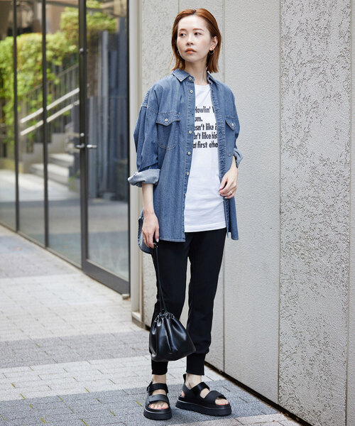 SLOBE IENA（スローブイエナ）の「LE DENIMライトオンスBDUシャツ（シャツ/ブラウス・レディース・サックスブルー・FREE）」の3枚目の写真