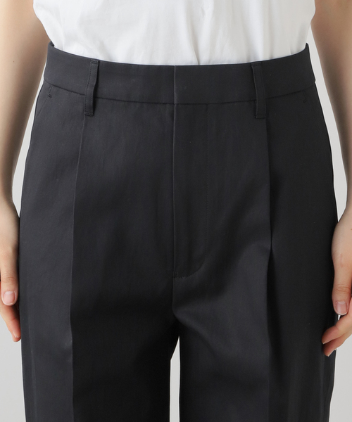 FRAMeWORK コットンツイルタックパンツ　新品　34 ホワイト FRAMeWORK（フレームワーク）の「コットンツイルタックパンツ