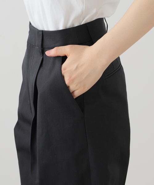 FRAMeWORK コットンツイルタックパンツ　新品　34 ホワイト FRAMeWORK（フレームワーク）の「コットンツイルタックパンツ