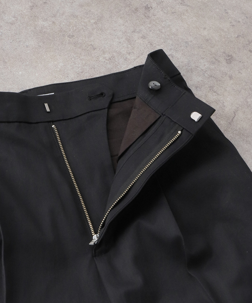 FRAMeWORK コットンツイルタックパンツ　新品　34 ホワイト FRAMeWORK（フレームワーク）の「コットンツイルタックパンツ