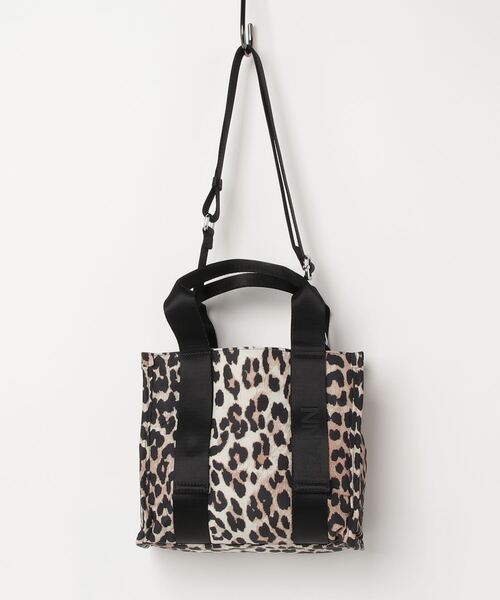 ADAM ET ROPE'(アダムエロペ)の「【GANNI(ガニー)】RECYCLED TECH SMALL TOTE PRINT(ショルダーバッグ・レディース・ブラウン・FREE)」の2枚目の写真