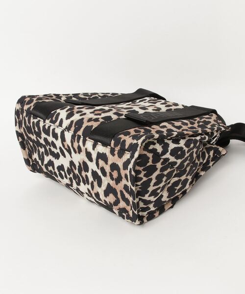 ADAM ET ROPE'(アダムエロペ)の「【GANNI(ガニー)】RECYCLED TECH SMALL TOTE PRINT(ショルダーバッグ・レディース・ブラウン・FREE)」の3枚目の写真