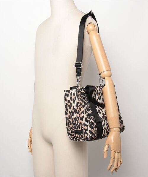 ADAM ET ROPE'(アダムエロペ)の「【GANNI(ガニー)】RECYCLED TECH SMALL TOTE PRINT(ショルダーバッグ・レディース・ブラウン・FREE)」の5枚目の写真