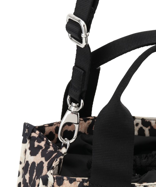 ADAM ET ROPE'(アダムエロペ)の「【GANNI(ガニー)】RECYCLED TECH SMALL TOTE PRINT(ショルダーバッグ・レディース・ブラウン・FREE)」の14枚目の写真