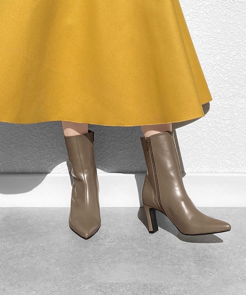 MAMIAN（マミアン）の「ポインテッドトゥ ショートブーツ (8.0cmヒール)（ブーツ・レディース・シルバー系その他/ブラック系その他/シルバー/ブラック/グレイッシュベージュ/レオパード・L/M/S）」の4枚目の写真