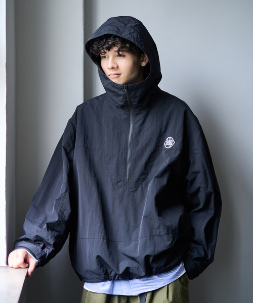 ddp（ディーディーピー）の「DDP 417別注 アノラックパーカー（ナイロンジャケット・メンズ・ブラック/チャコールグレー・MEDIUM/LARGE）」の2枚目の写真