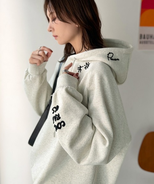 Java(ジャバ)の「《JaVa ジャバコラボ》 ラフに過ごしたい日にも トレンドを プラス。ランダム 刺繍 裏起毛 オーバーサイズ パーカー(パーカー・レディース・チャコール/杢グレー/オートミール/ネイビー/スモークピンク・SMALL/MEDIUM/LARGE/X-LARGE)」の18枚目の写真