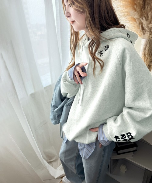 Java(ジャバ)の「《JaVa ジャバコラボ》 ラフに過ごしたい日にも トレンドを プラス。ランダム 刺繍 裏起毛 オーバーサイズ パーカー(パーカー・レディース・チャコール/杢グレー/オートミール/ネイビー/スモークピンク・SMALL/MEDIUM/LARGE/X-LARGE)」の22枚目の写真