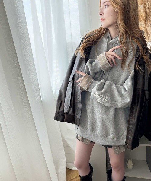 Java(ジャバ)の「《JaVa ジャバコラボ》 ラフに過ごしたい日にも トレンドを プラス。ランダム 刺繍 裏起毛 オーバーサイズ パーカー(パーカー・レディース・チャコール/杢グレー/オートミール/ネイビー/スモークピンク・SMALL/MEDIUM/LARGE/X-LARGE)」の15枚目の写真