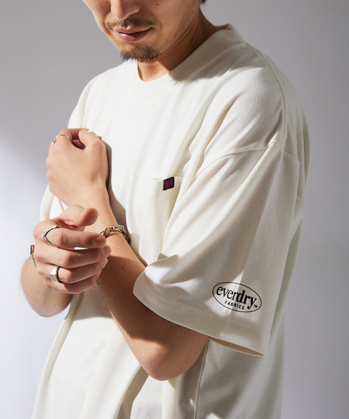 Russell Athletic（ラッセルアスレティック）の「RUSSELL ATHLETIC 別注 Ever Dry ポケットTシャツ（Tシャツ/カットソー・メンズ・ブラック/ホワイト/ベージュ系その他/ネイビー・MEDIUM/LARGE）」の2枚目の写真