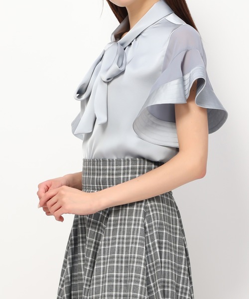 MISCH MASCH(ミッシュマッシュ)の「サテンボウタイフレアスリーブブラウス/MM438102(シャツ/ブラウス・レディース・ブラック/ブルー/ピンク・フリ-)」の1枚目の写真
