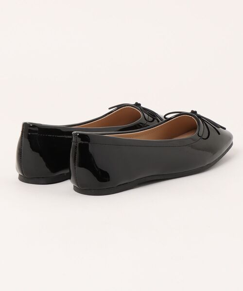 and it_（アンドイット）の「スクエアトゥエナメルパンプス（パンプス・レディース・グレイッシュブルー/ライトグレー/ブラック・L/M）」の4枚目の写真