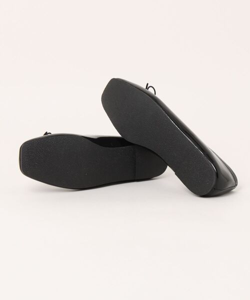 and it_（アンドイット）の「スクエアトゥエナメルパンプス（パンプス・レディース・グレイッシュブルー/ライトグレー/ブラック・L/M）」の5枚目の写真