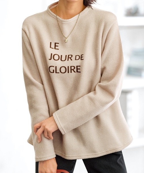 BELLUNA PLUS（ベルーナ）の「ふんわり裏起毛ニットソーロゴプルオーバー（Tシャツ/カットソー・レディース・グレー/アイボリー/チャコール/ピンク・X-LARGE/LARGE/MEDIUM）」の2枚目の写真