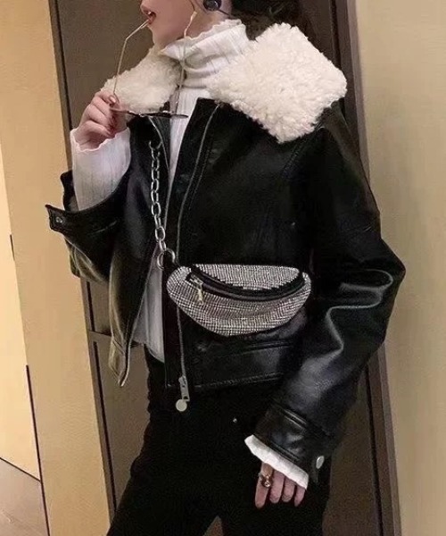 SEN TOKYO(セントーキョー)の「羽織るだけで主役級の存在感。襟ボア ショートPUレザーライダースジャケット(ライダースジャケット・レディース・ブラック・L/M)」の5枚目の写真