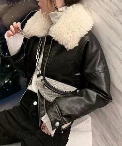 SEN TOKYO(セントーキョー)の「羽織るだけで主役級の存在感。襟ボア ショートPUレザーライダースジャケット(ライダースジャケット・レディース・ブラック・L/M)」の9枚目の写真