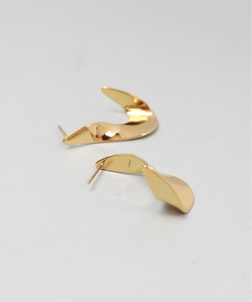 ieLS（イエルズ）の「金属アレルギー対応「ieLS」ステンレス　エッジカーブピアス（ピアス（両耳用）・レディース・ゴールド/シルバー・ONE SIZE）」の7枚目の写真