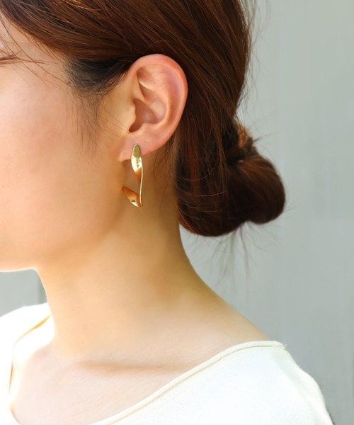 ieLS（イエルズ）の「金属アレルギー対応「ieLS」ステンレス　エッジカーブピアス（ピアス（両耳用）・レディース・ゴールド/シルバー・ONE SIZE）」の8枚目の写真