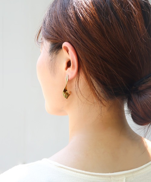 ieLS（イエルズ）の「金属アレルギー対応「ieLS」ステンレス　エッジカーブピアス（ピアス（両耳用）・レディース・ゴールド/シルバー・ONE SIZE）」の9枚目の写真