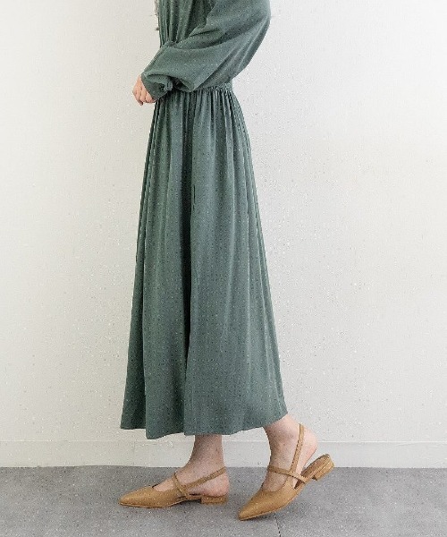 Fabby fabby（ファビィーファビィー）の「フラットストラップスリッパ（パンプス・レディース・シルバー/ベージュ/ブラック/オフホワイト・SMALL/LARGE/MEDIUM）」の14枚目の写真