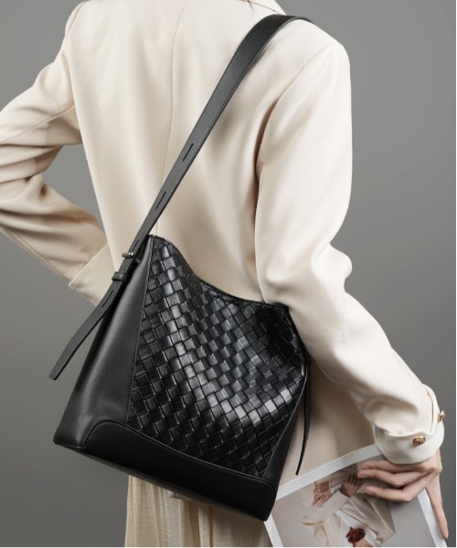 NiiNa（ニーナ）の「【NiiNa】【高品質牛革】ワンハンドルスクエアショルダーレザーバッグ（ハンドバッグ・レディース・ブラック/ダークブラウン/ベージュ/ブラウン/キャメル/ブラック系2/ホワイト系2・FREE）」の3枚目の写真