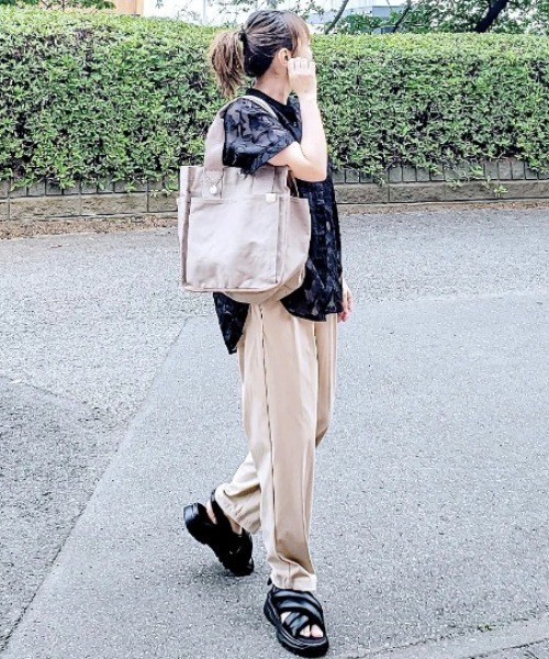 ikka（イッカ）の「キャンバスパイピングビッグトートバッグ（トートバッグ・レディース・オートミール/オフホワイト/ブルー/ブラック・FREE）」の7枚目の写真