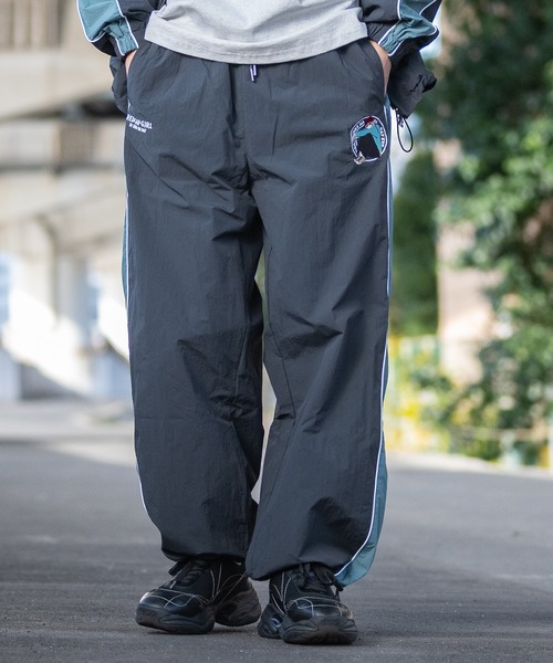 Red Cap Girl（レッドキャプガール）の「【a-r】〔RedCapGirl/レッドキャップガール〕サークルロゴ刺繍 サイドライン ナイロンカーゴパンツ（その他パンツ・メンズ・チャコールグレー/ネイビー/ライトグレー/ブラック・LARGE/MEDIUM）」の2枚目の写真