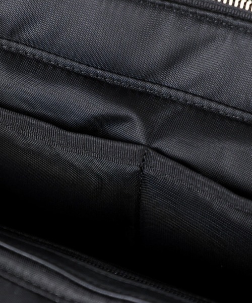IUGAMAKARAS（イウガマカラス）の「【IUGAMAKARAS】Studded Nylon Shoulder Bag（ショルダーバッグ・メンズ・ブラック・ONE SIZE）」の17枚目の写真