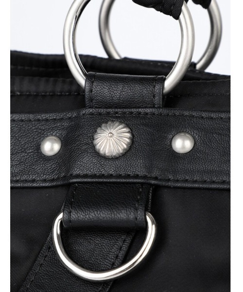 IUGAMAKARAS（イウガマカラス）の「【IUGAMAKARAS】Studded Nylon Shoulder Bag（ショルダーバッグ・メンズ・ブラック・ONE SIZE）」の11枚目の写真
