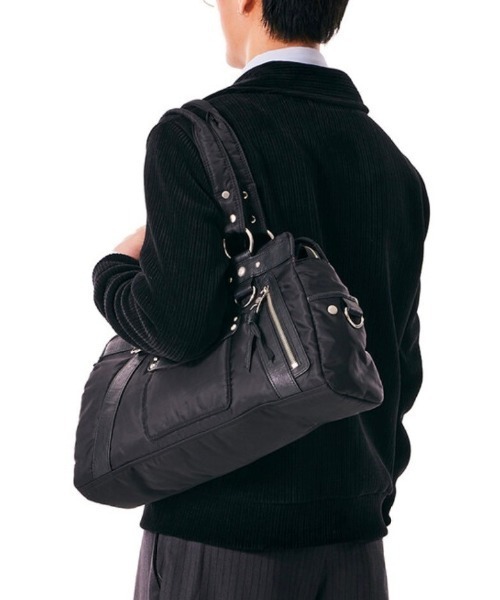 IUGAMAKARAS（イウガマカラス）の「【IUGAMAKARAS】Studded Nylon Shoulder Bag（ショルダーバッグ・メンズ・ブラック・ONE SIZE）」の8枚目の写真